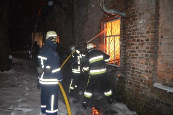 В Чернигове спасатели всю ночь тушили крупный пожар в мебельном цехе