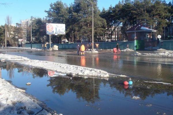 В Киеве масштабный прорыв на трубопроводе превратил столичную улицу в Венецию В Киеве масштабный прорыв на трубопроводе превратил столичную улицу в Венецию