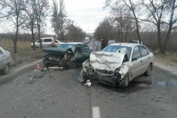 В Мариуполе на бешеной скорости автомобиль "ВАЗ" протаранил "Daewoo Lanos" В Мариуполе на бешеной скорости автомобиль "ВАЗ" протаранил "Daewoo Lanos"