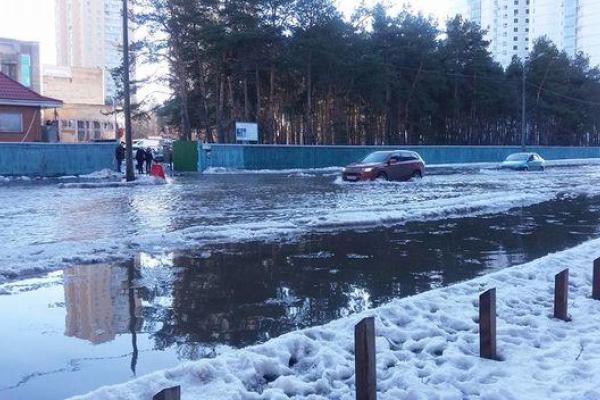 В Киеве масштабный прорыв на трубопроводе превратил столичную улицу в Венецию В Киеве масштабный прорыв на трубопроводе превратил столичную улицу в Венецию