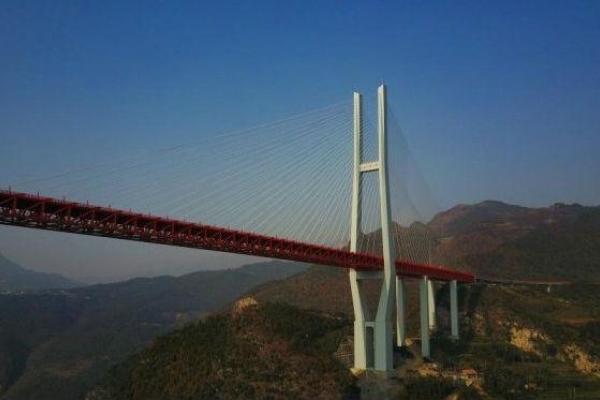 В Китае открыли для движения транспорта самый высокий в мире навесной мост В Китае открыли для движения транспорта самый высокий в мире навесной мост