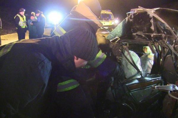 На Буковине "Mercedes" на "встречке" врезался в микроавтобус: погибли 4 человека