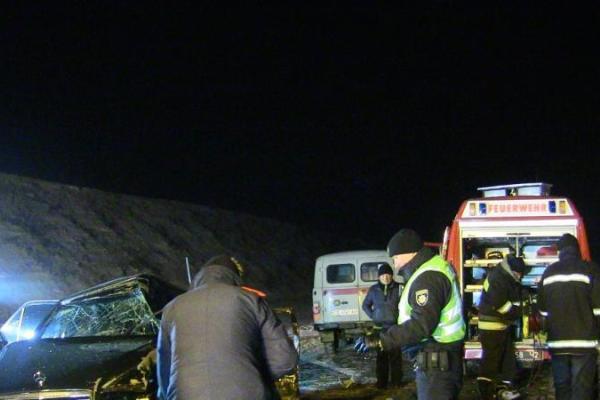 На Буковине "Mercedes" на "встречке" врезался в микроавтобус: погибли 4 человека