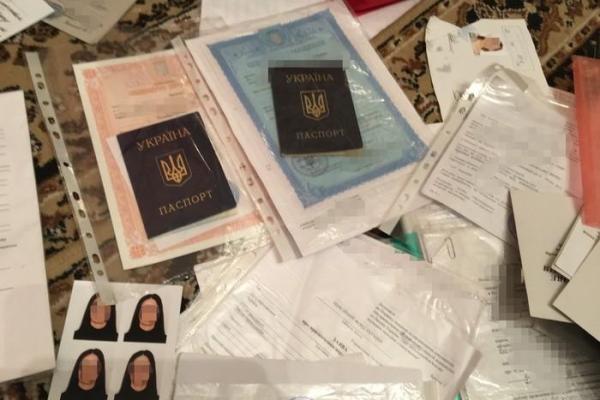 На Донетчине задержана пособница боевиков, снабжавшая их "чистыми" фиктивными документами На Донетчине задержана пособница боевиков, снабжавшая их "чистыми" фиктивными документами