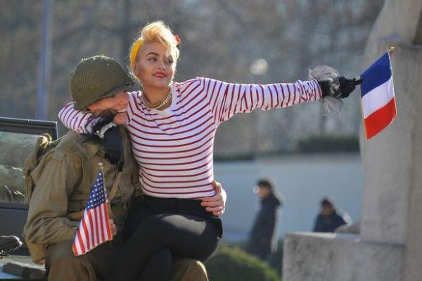 Дочь Майкла Джексона стала главной героиней фотосессии с военными у Эйфелевой башни