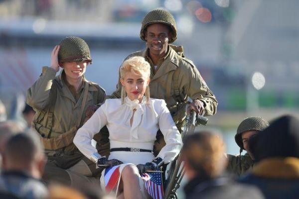 Дочь Майкла Джексона стала главной героиней фотосессии с военными у Эйфелевой башни