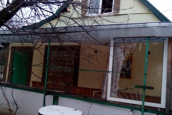В прифронтовой Авдеевке в результате ночного обстрела разрушен дом В прифронтовой Авдеевке в результате ночного обстрела разрушен дом