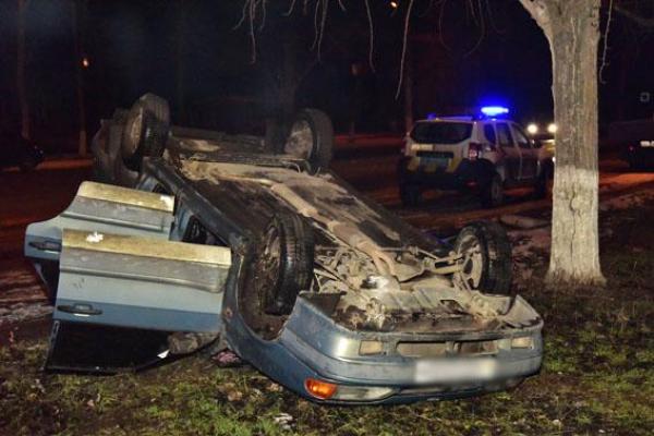 В Мариуполе печально закончилась поездка автомобиля "ВАЗ" с пьяным водителем за рулем В Мариуполе печально закончилась поездка автомобиля "ВАЗ" с пьяным водителем за рулем