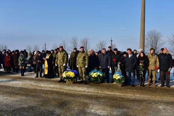 В Волновахе почтили память погибших мирных жителей при обстреле автобуса "Градами" В Волновахе почтили память погибших мирных жителей при обстреле автобуса "Градами"