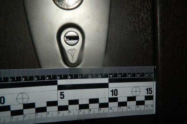 В Киеве мужчина, угрожая ножом и пистолетом, "обчистил" свою сожительницу В Киеве мужчина, угрожая ножом и пистолетом, "обчистил" свою сожительницу