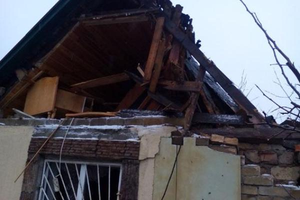 В прифронтовой Авдеевке в результате ночного обстрела разрушен дом В прифронтовой Авдеевке в результате ночного обстрела разрушен дом