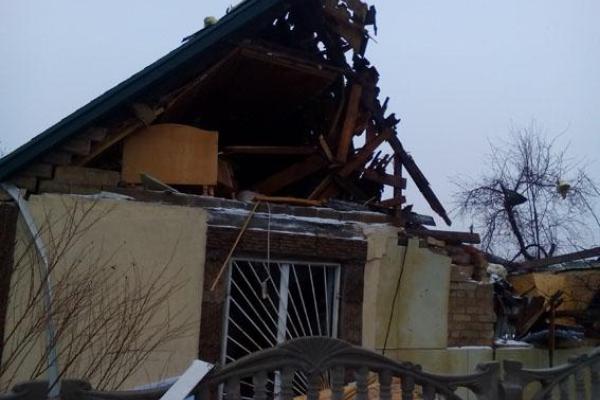 В прифронтовой Авдеевке в результате ночного обстрела разрушен дом В прифронтовой Авдеевке в результате ночного обстрела разрушен дом