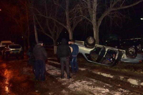 В Мариуполе печально закончилась поездка автомобиля "ВАЗ" с пьяным водителем за рулем В Мариуполе печально закончилась поездка автомобиля "ВАЗ" с пьяным водителем за рулем