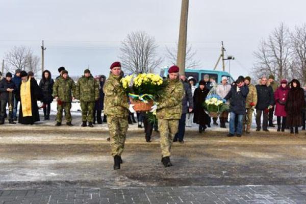 В Волновахе почтили память погибших мирных жителей при обстреле автобуса "Градами" В Волновахе почтили память погибших мирных жителей при обстреле автобуса "Градами"