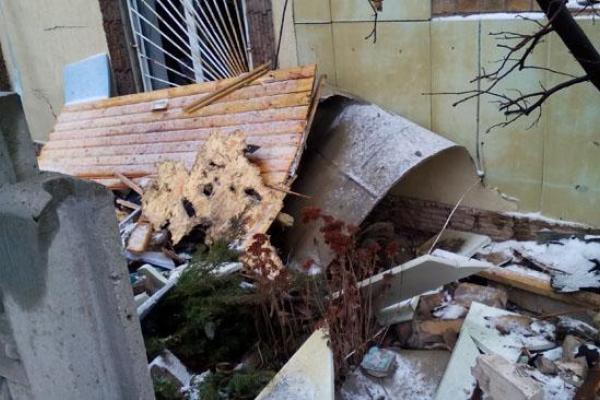 В прифронтовой Авдеевке в результате ночного обстрела разрушен дом В прифронтовой Авдеевке в результате ночного обстрела разрушен дом