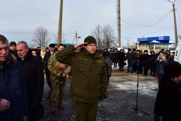 В Волновахе почтили память погибших мирных жителей при обстреле автобуса "Градами" В Волновахе почтили память погибших мирных жителей при обстреле автобуса "Градами"