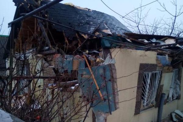 В прифронтовой Авдеевке в результате ночного обстрела разрушен дом В прифронтовой Авдеевке в результате ночного обстрела разрушен дом