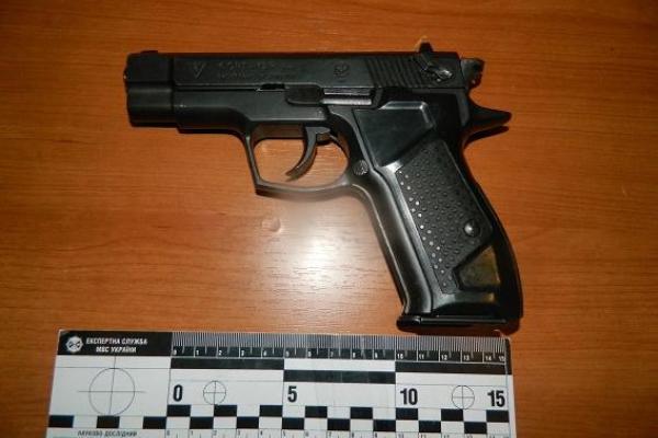 В Киеве мужчина, угрожая ножом и пистолетом, "обчистил" свою сожительницу В Киеве мужчина, угрожая ножом и пистолетом, "обчистил" свою сожительницу