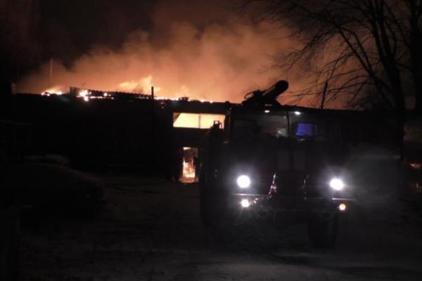 В Чернигове спасатели всю ночь тушили крупный пожар в мебельном цехе