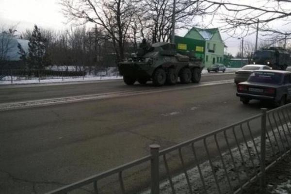 В Симферополь вошла колонна военной техники В Симферополь вошла колонна военной техники