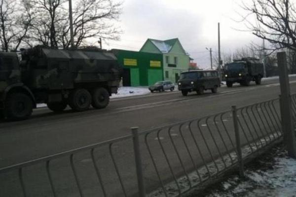 В Симферополь вошла колонна военной техники В Симферополь вошла колонна военной техники