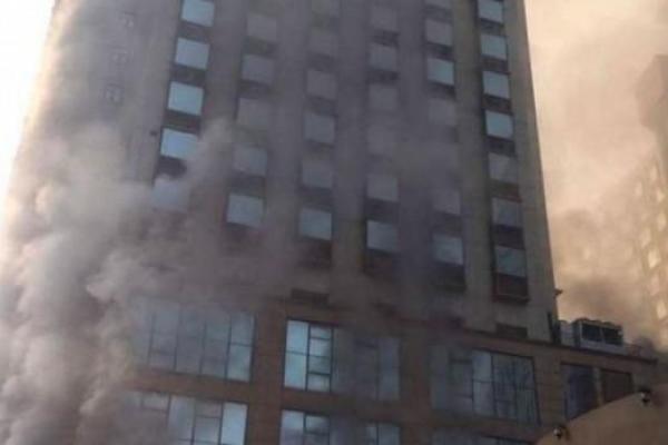 В Китае сильный пожар в отеле унес жизни людей: опубликованы кадры страшной трагедии В Китае сильный пожар в отеле унес жизни людей: опубликованы кадры страшной трагедии