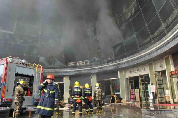 В Китае сильный пожар в отеле унес жизни людей: опубликованы кадры страшной трагедии В Китае сильный пожар в отеле унес жизни людей: опубликованы кадры страшной трагедии