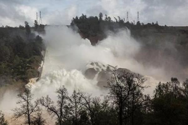 В Калифорнии разрушается самая высокая дамба в США: объявлена срочная эвакуация