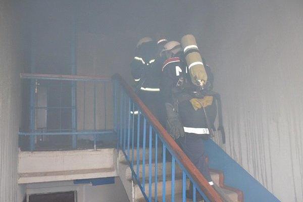 В Николаеве во время пожара спасатель ловко поймал выпавшую с 5 этажа старушку В Николаеве во время пожара спасатель ловко поймал выпавшую с 5 этажа старушку