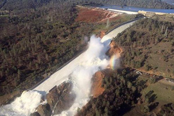 В Калифорнии разрушается самая высокая дамба в США: объявлена срочная эвакуация