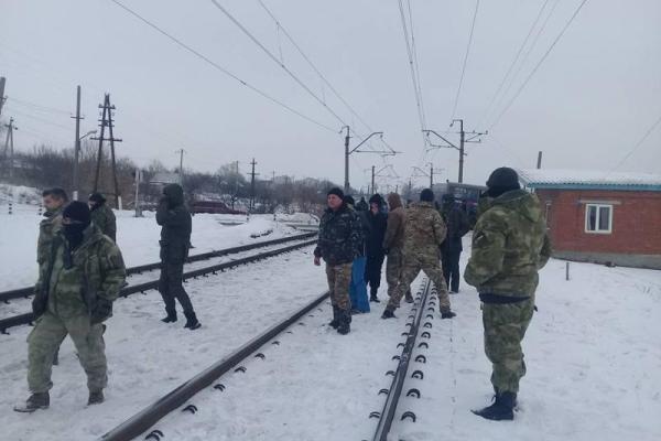 Блокада Донбасса: Ветераны и активисты перекрыли переезд на станции Курдюмовка