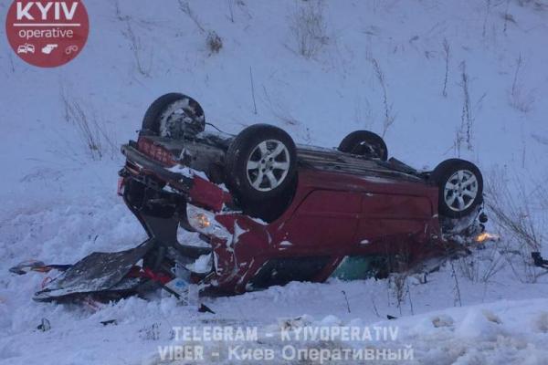 В Киеве "Peugeot" улетел в кювет и перевернулся: погибла 18-летняя пассажирка авто В Киеве "Peugeot" улетел в кювет и перевернулся: погибла 18-летняя пассажирка авто