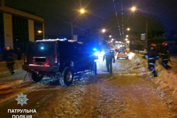 В Ровно пьяная девушка-водитель на чужом "Hummer" устроила ДТП и сбежала с места аварии