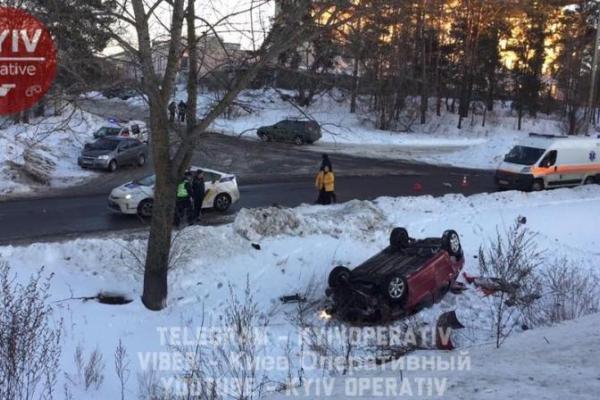 В Киеве "Peugeot" улетел в кювет и перевернулся: погибла 18-летняя пассажирка авто В Киеве "Peugeot" улетел в кювет и перевернулся: погибла 18-летняя пассажирка авто