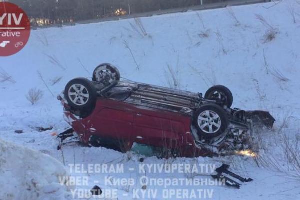 В Киеве "Peugeot" улетел в кювет и перевернулся: погибла 18-летняя пассажирка авто В Киеве "Peugeot" улетел в кювет и перевернулся: погибла 18-летняя пассажирка авто