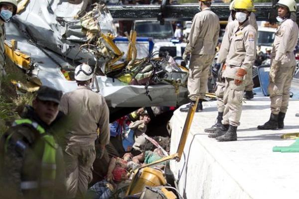 В Гондурасе школьный автобус столкнулся с грузовиком: много жертв и раненых