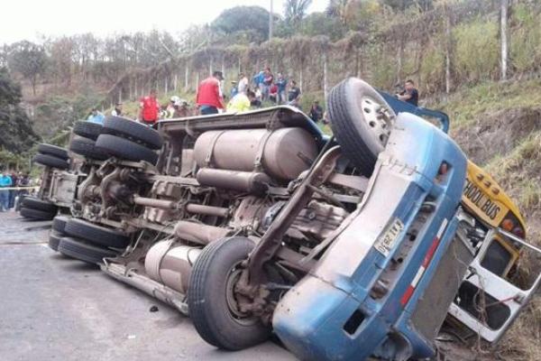 В Гондурасе школьный автобус столкнулся с грузовиком: много жертв и раненых