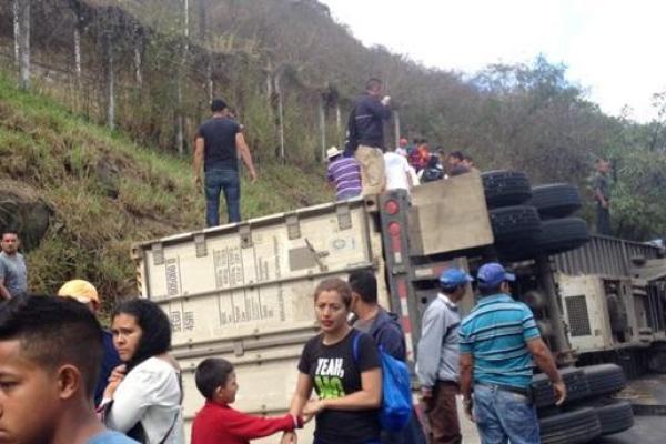 В Гондурасе школьный автобус столкнулся с грузовиком: много жертв и раненых