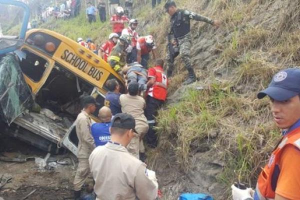 В Гондурасе школьный автобус столкнулся с грузовиком: много жертв и раненых