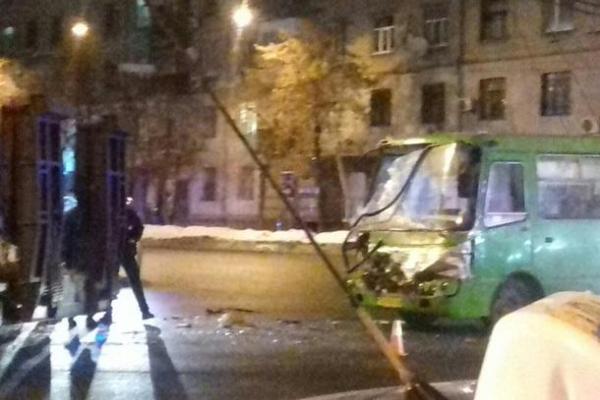 В Харькове маршрутка влетела в прицеп тягача, перевозившего БТР В Харькове маршрутка влетела в прицеп тягача, перевозившего БТР
