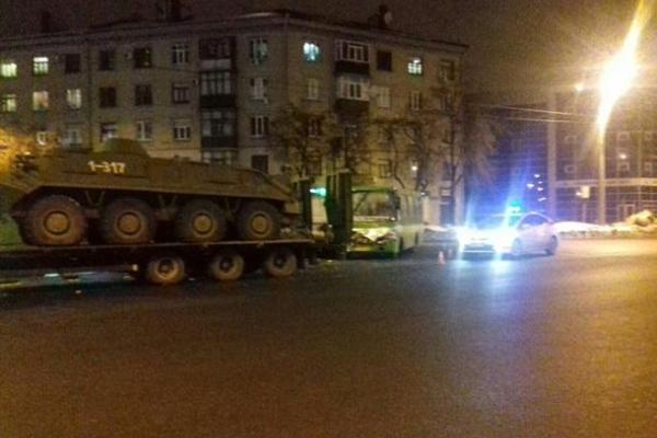 В Харькове маршрутка влетела в прицеп тягача, перевозившего БТР В Харькове маршрутка влетела в прицеп тягача, перевозившего БТР
