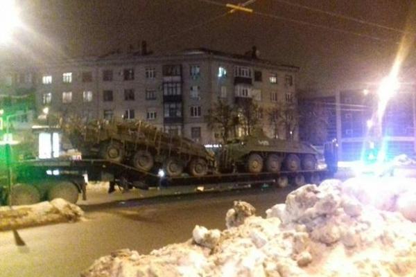 В Харькове маршрутка влетела в прицеп тягача, перевозившего БТР В Харькове маршрутка влетела в прицеп тягача, перевозившего БТР