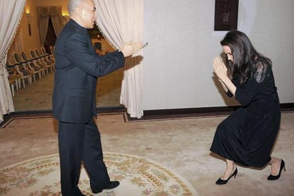 Анджелина Джоли впервые вышла в свет после развода: актриса посетила резиденцию короля Камбоджи