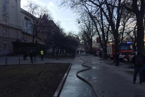 В центре Львова горел ресторан: появились кадры с места происшествия В центре Львова горел ресторан: появились кадры с места происшествия