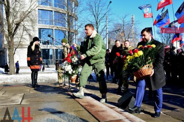 В "ДНР" очередной праздник, в центре Донецка людей собрали на торжественный митинг В "ДНР" очередной праздник, в центре Донецка людей собрали на торжественный митинг