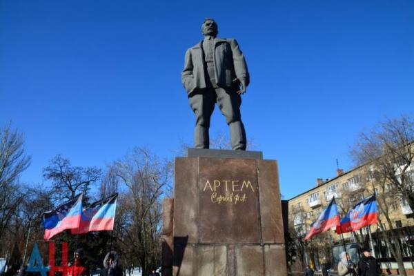 В "ДНР" очередной праздник, в центре Донецка людей собрали на торжественный митинг В "ДНР" очередной праздник, в центре Донецка людей собрали на торжественный митинг