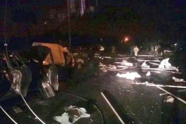 Последствия мощного взрыва в Донецке: в сеть попали первые фото с места происшествия Последствия мощного взрыва в Донецке: в сеть попали первые фото с места происшествия