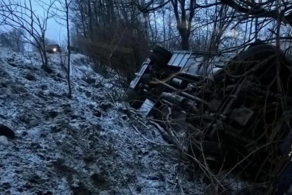 На Закарпатье автобус с пассажирами перевернувшись, едва не улетел в пропасть