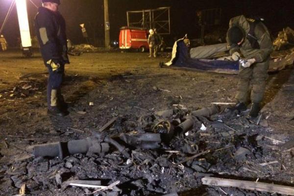Последствия мощного взрыва в Донецке: в сеть попали первые фото с места происшествия Последствия мощного взрыва в Донецке: в сеть попали первые фото с места происшествия