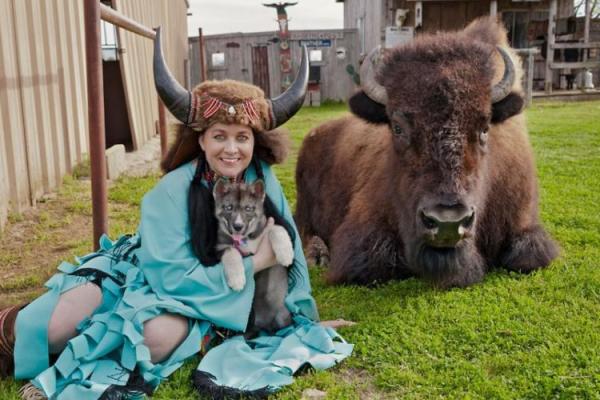 Американская супружеская пара из штата Техас приютила в своем доме огромного бизона